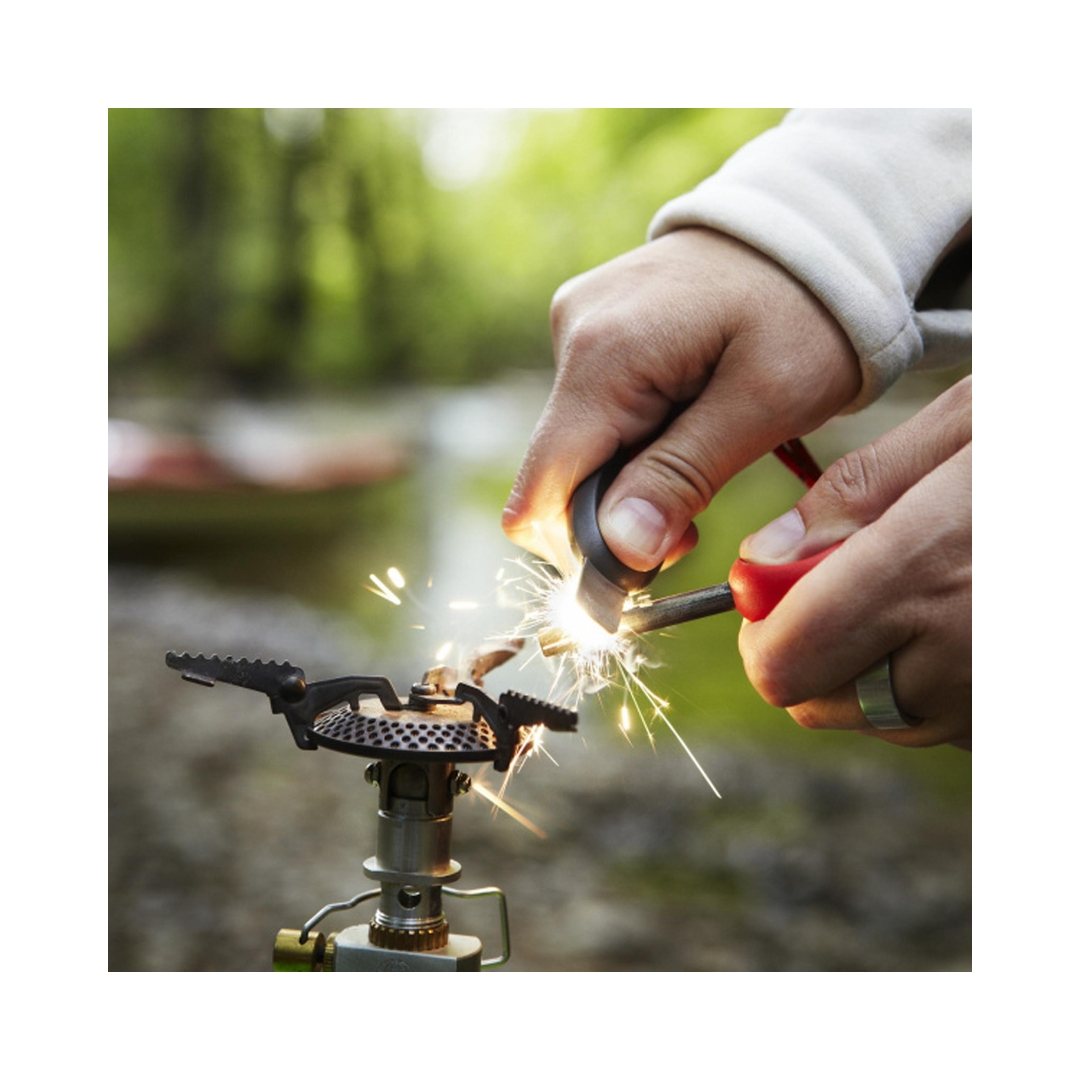 UNYZONE : LIGHT MY FIRE Pierre à feu Scout bio plastique - Firesteel 2.0 mise en situation allumage