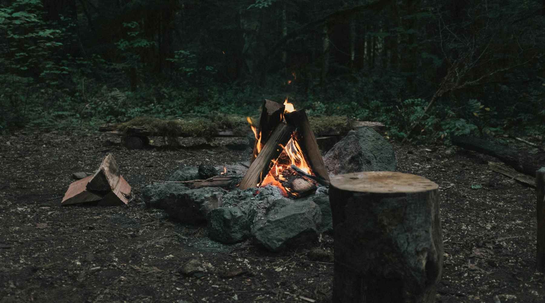 UNYZONE : Feu de camp, Photo de Matt Whitacre sur Unsplash Image