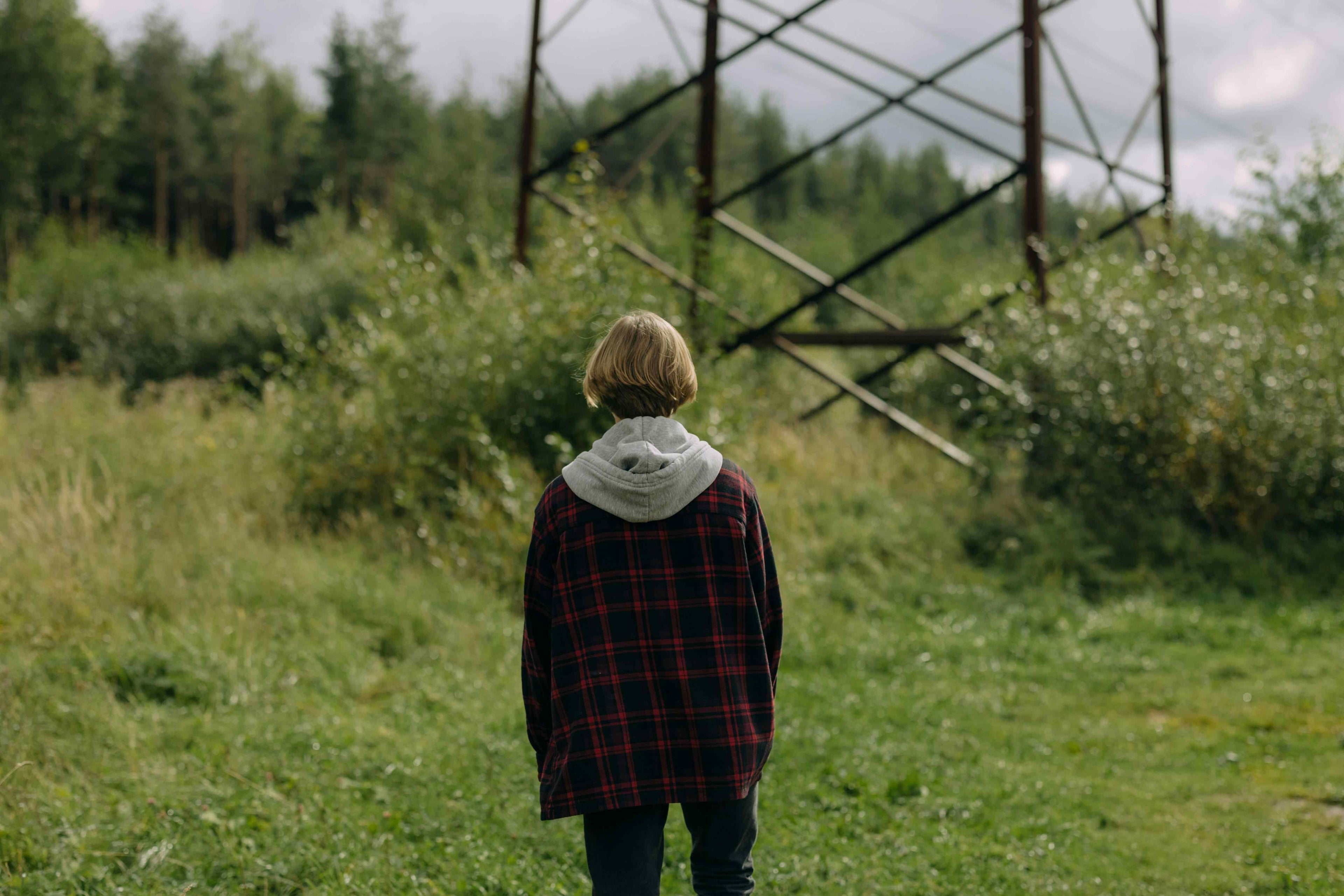 Unyzone : Photo de cottonbro studio: https://www.pexels.com/fr-fr/photo/nature-herbe-debout-adolescent-7243968/ Image