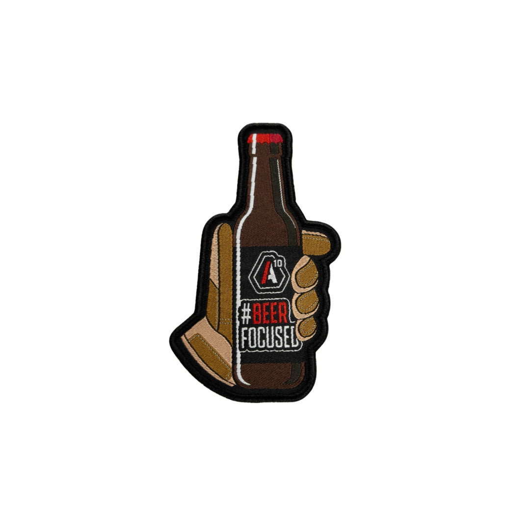 UNYZONE : A10 EQUIPMENT Patch brodé signature, #BEER FOCUSED en blanc rouge et brun