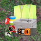 UNYZONE : Box pour organisation de partie d'airsoft, contient 2 gilets de signalisations jaunes, une caisse à monnaie grise, un chronographe/chrony, un sifflet, un ruban de signalisation rouge et blanc, et un lot de 5 rubans adhésifs de couleur. Photo de la box sur fond champêtre