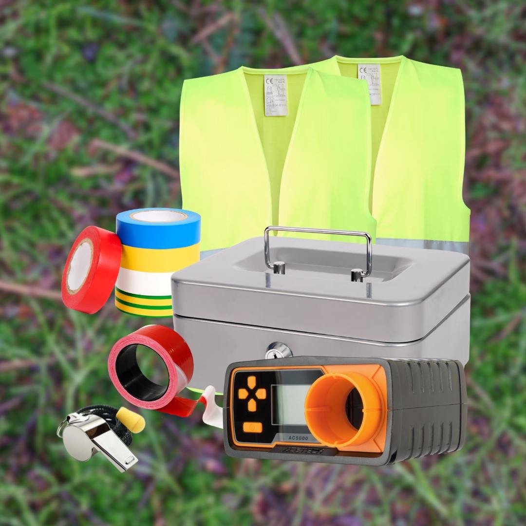 UNYZONE : Box pour organisation de partie d'airsoft, contient 2 gilets de signalisations jaunes, une caisse à monnaie grise, un chronographe/chrony, un sifflet, un ruban de signalisation rouge et blanc, et un lot de 5 rubans adhésifs de couleur. Photo de la box sur fond champêtre
