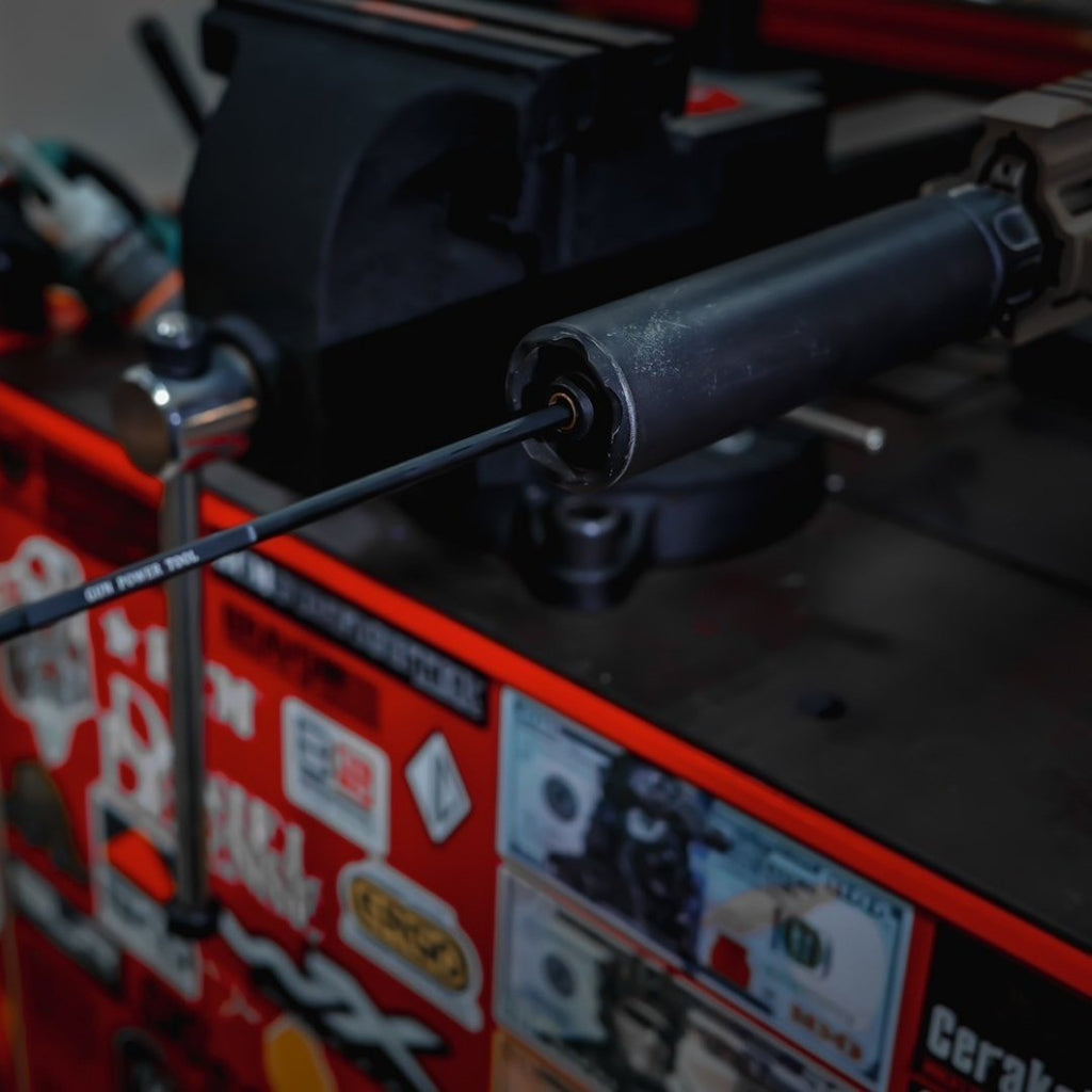 UNYZONE : GUN POWER TOOL Tige de nettoyage télescopique en aluminium noir, mise en situation, dans le canon de la réplique