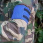 UNYZONE : KORNTEX Brassads bleu royale avec fermeture velcro sur le bras d'un joueur d'airsoft