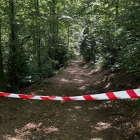 UNYZONE : NOVAP Ruban de signalisation rouge et blanc, mise en situation en forêt