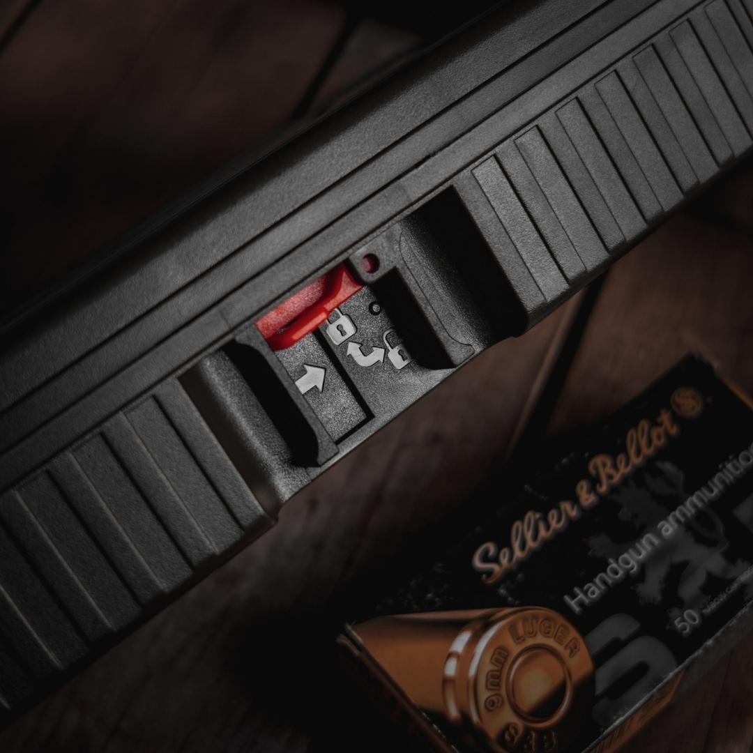 UNYZONE : GUN POWER TOOL Set de tournevis et clés de valves pour GBB et GBBR avec poignée en grenade, vue sur la fermeture de la boîte