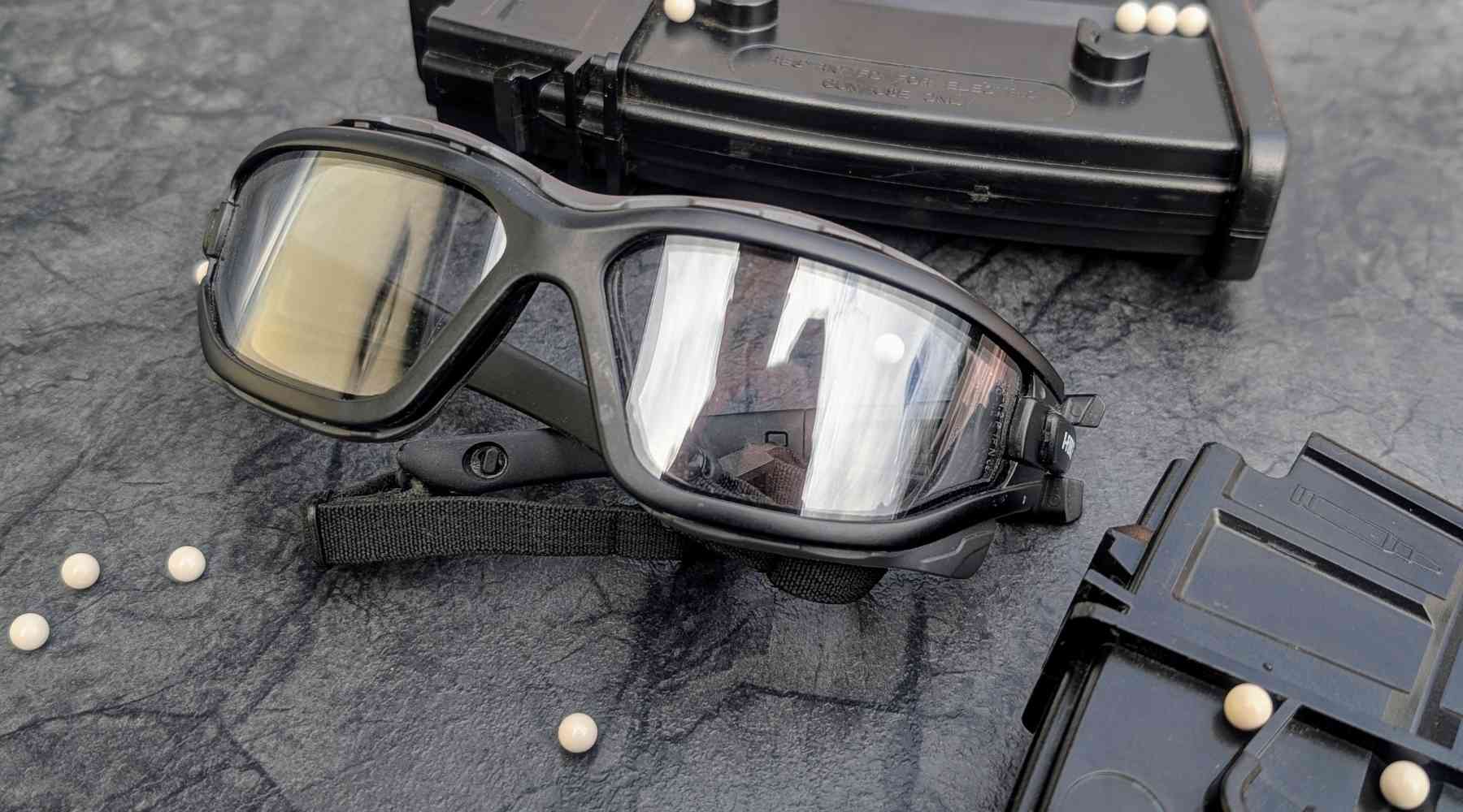 UNYZONE : Masque d'airsoft avec des billes et chargeurs de G36 Image