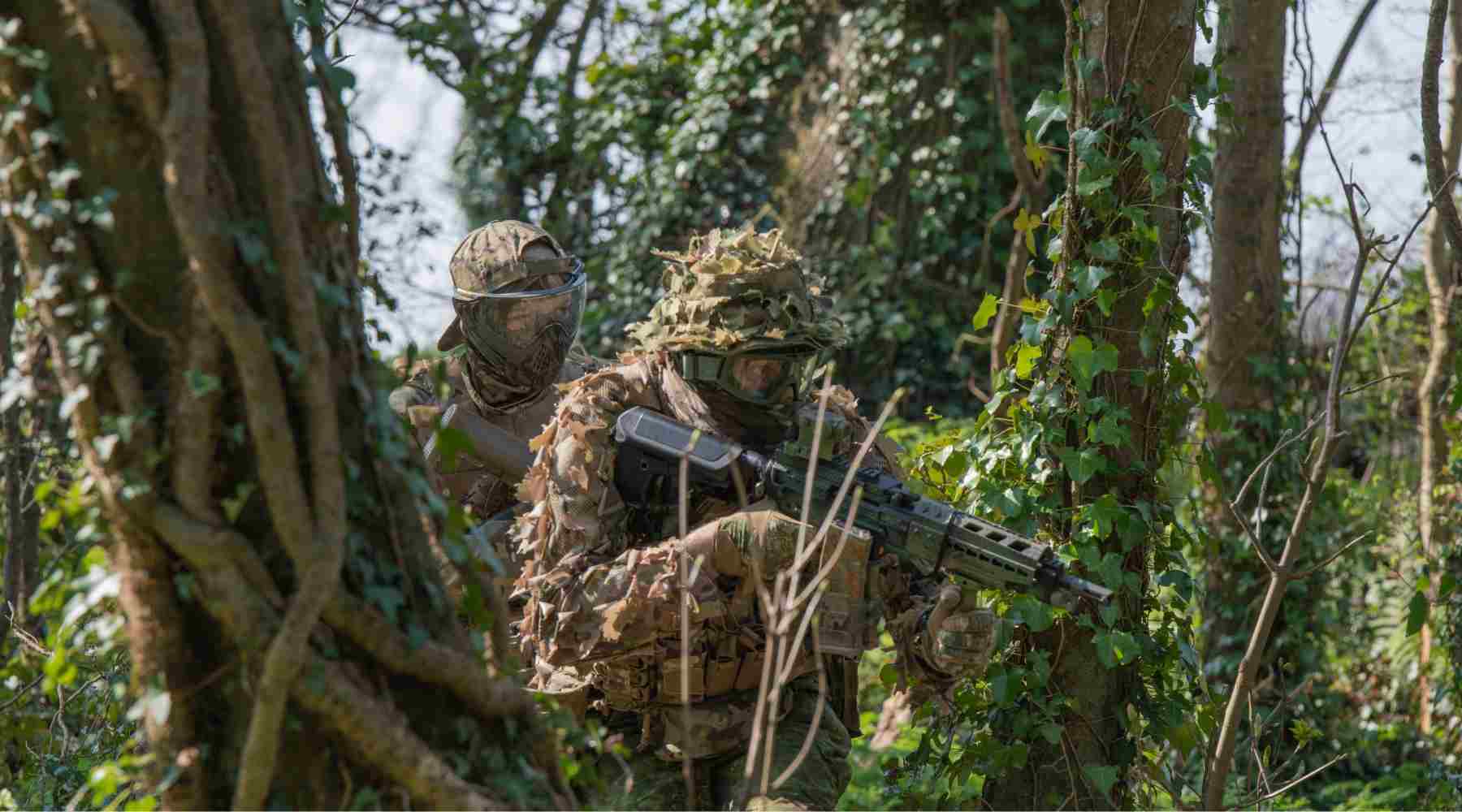 UNYZONE : Image Illustration 2 joueurs d'airsoft en forêt Image